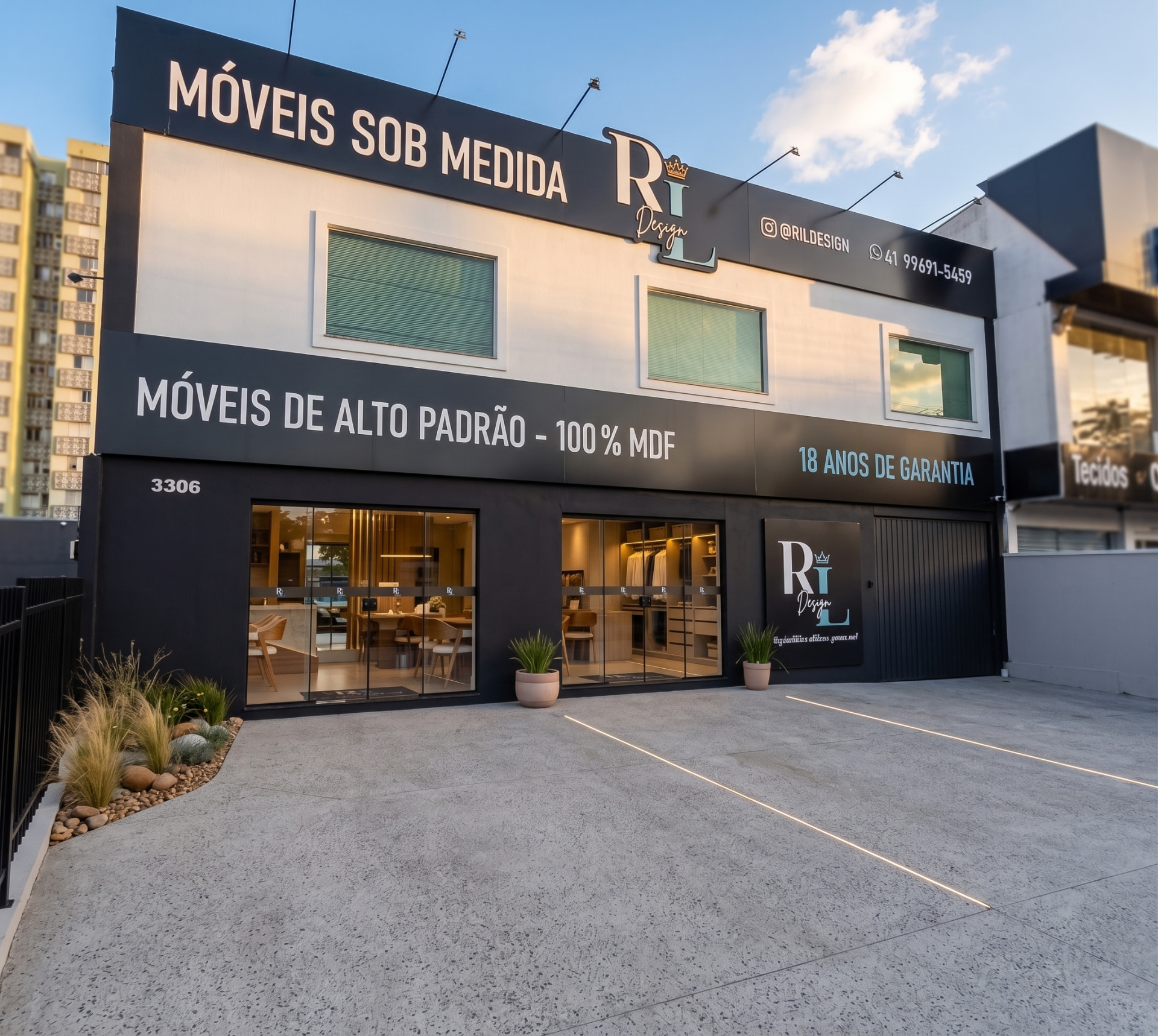 Fachada do showroom da RL Design em Curitiba, com a fachada preta e o letreiro Móveis Sob Medida
